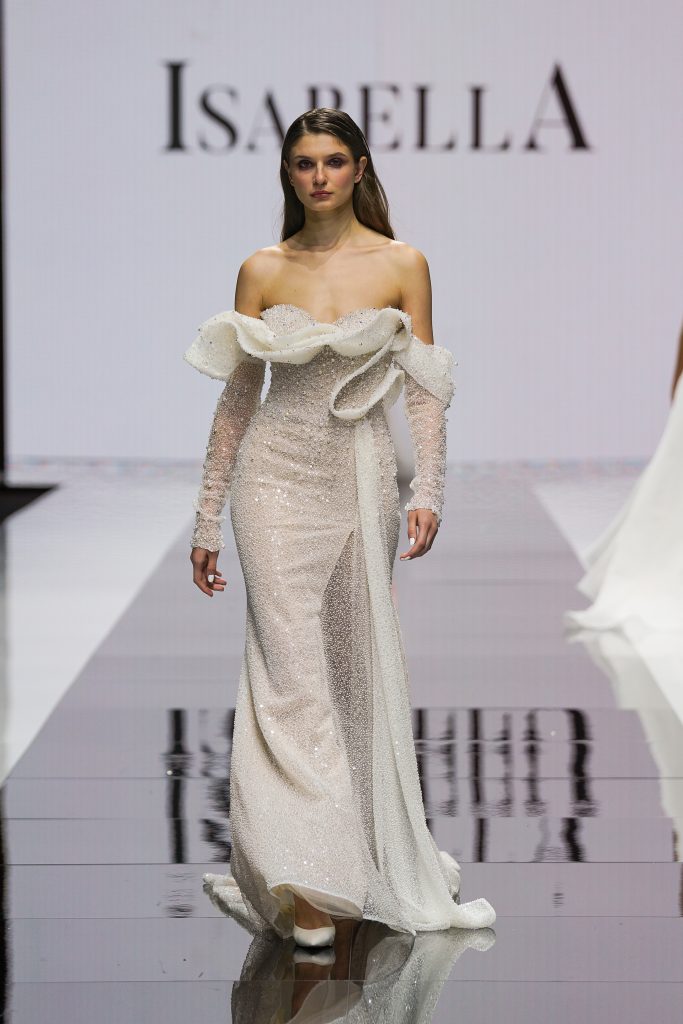 In questa foto la modella indossa un abito da sposa Maison Signore coperto da punti luce.