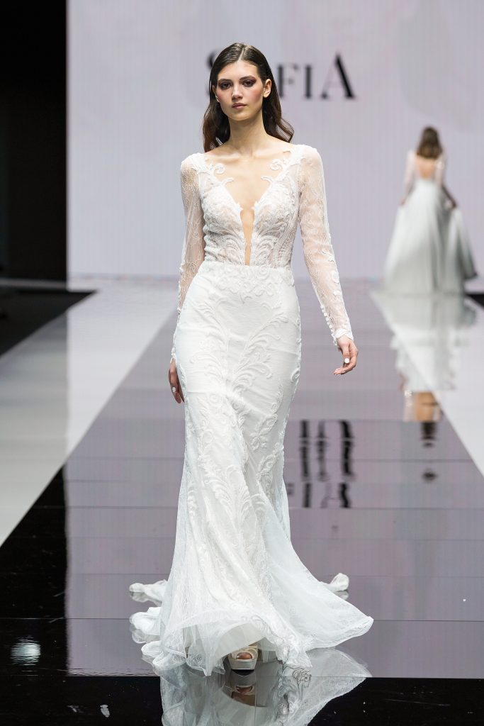 In questa foto la modella indossa un abito da sposa Maison Signore 2023 a sirena.