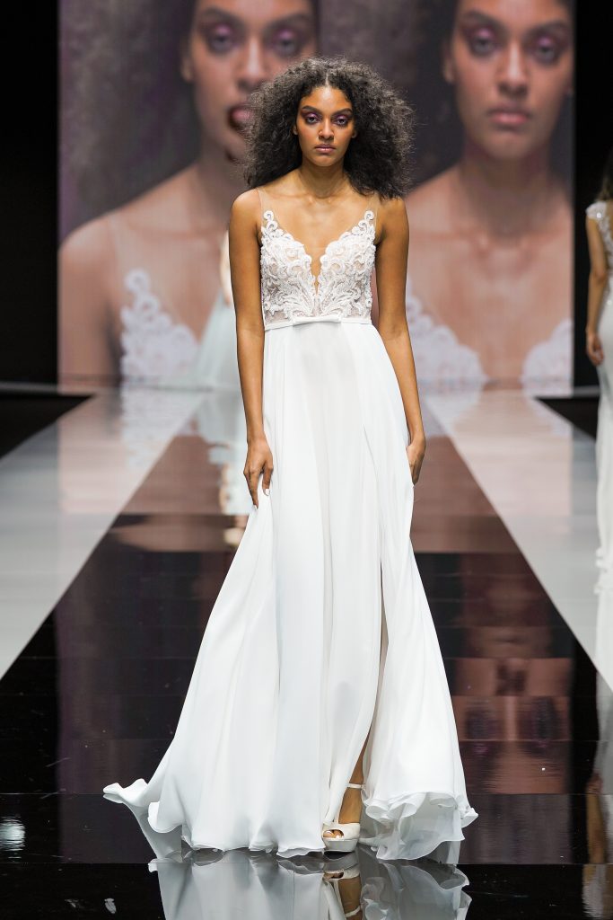 In questa foto la modella indossa un abito da sposa Maison Signore 2023 con corsetto decorato.