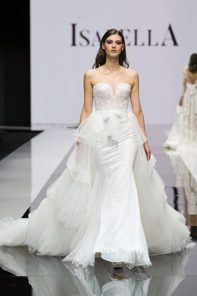 In questa foto la modella indossa un abito da sposa Maison Signore con coprigonna di tulle a balze.