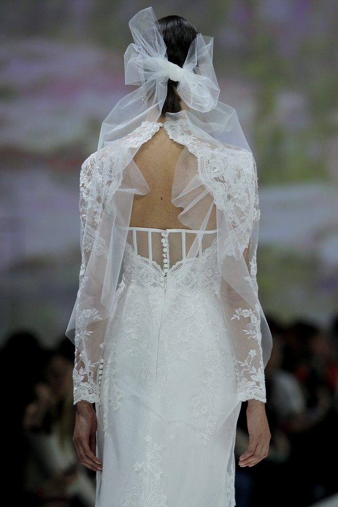 In questa immagine la modella indossa un abito da sposa della collezione di abiti da sposa Marchesa for Pronovias 2023  con ricami.