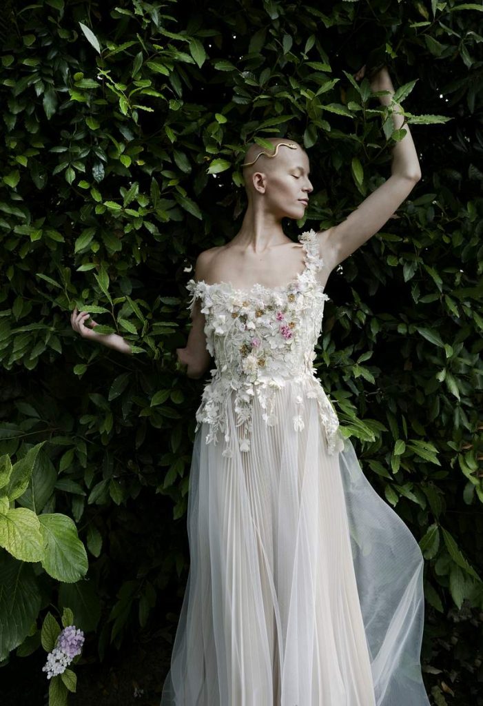 In questa foto una modella indossa un abito da sposa monospalla 2022 della collezione Elisabetta Delogu.