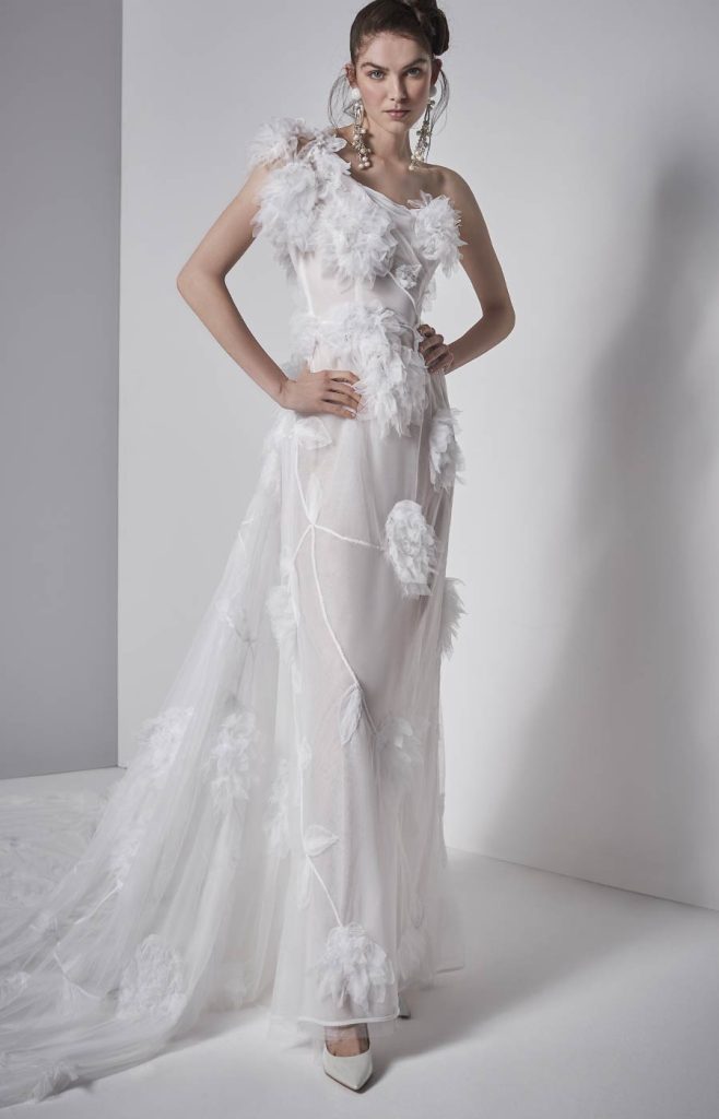 In questa foto una modella indossa un abito da sposa monospalla 2022 della collezione Elisabetta Polignano.