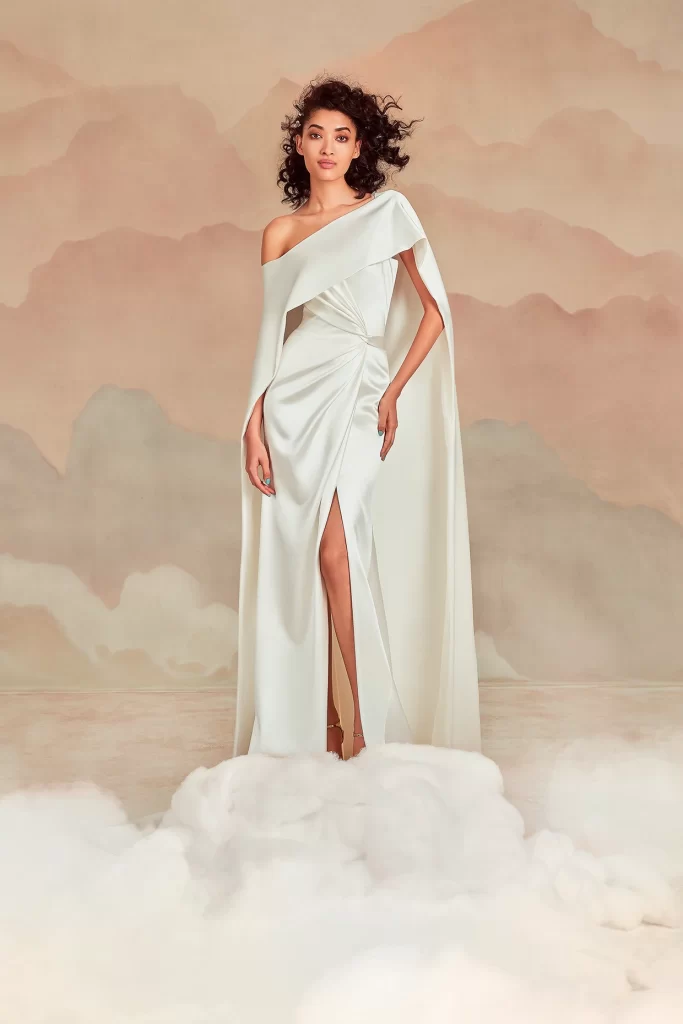 In questa foto una modella indossa un abito da sposa monospalla 2022 della collezione Ines Di Santo.