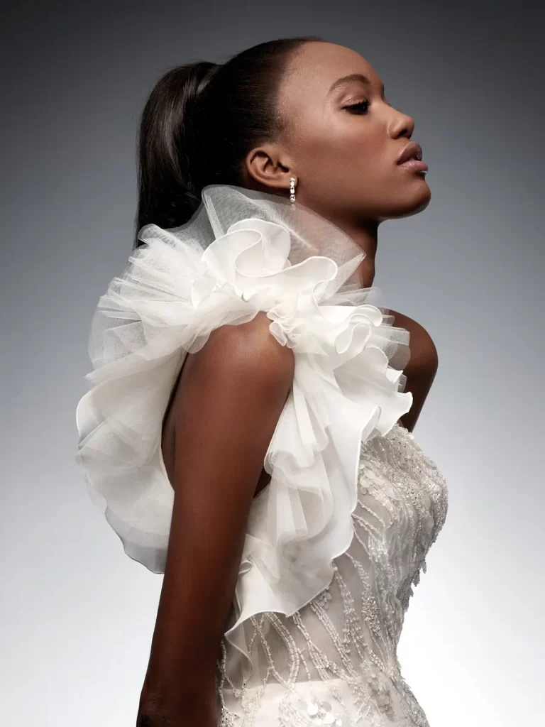 In questa foto una modella indossa un abito da sposa monospalla 2022 della collezione Nicole Milano.
