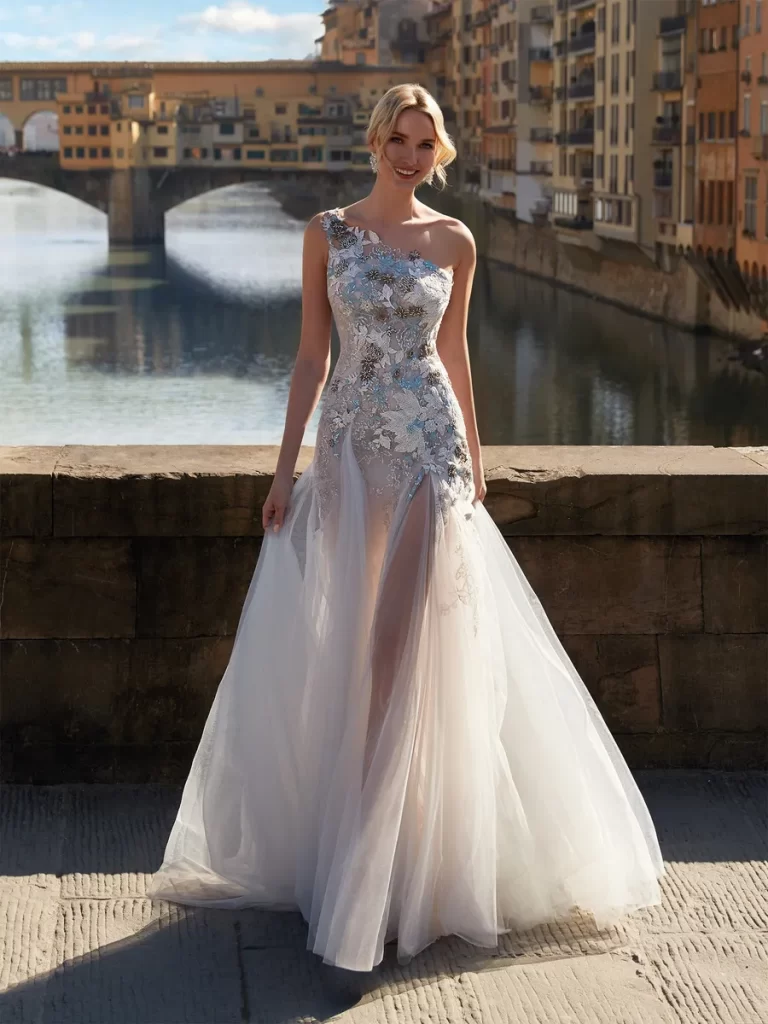 In questa foto una modella indossa un abito da sposa monospalla 2022 della collezione Nicole Milano.