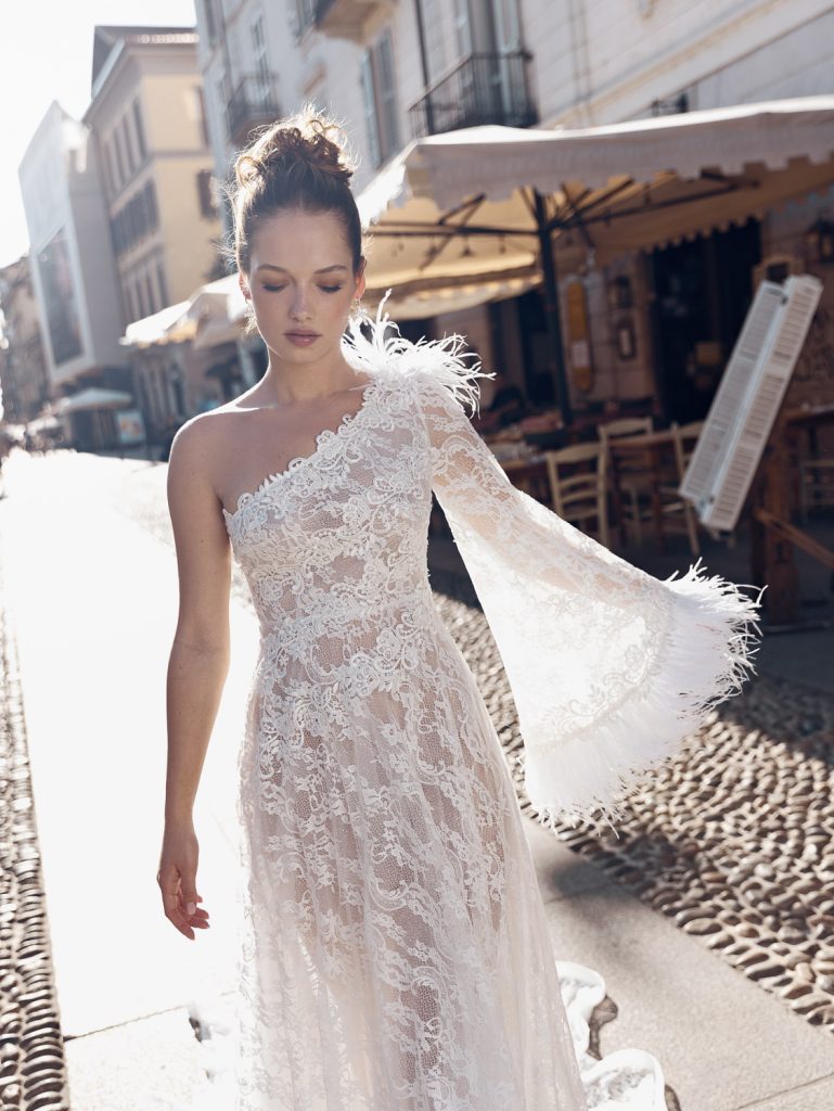 In questa foto una modella indossa un abito da sposa monospalla 2022 della collezione Pinella Passaro.