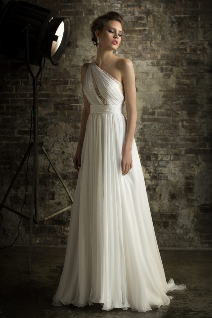 In questa foto una modella indossa un abito da sposa monospalla 2022 della collezione Valentini.