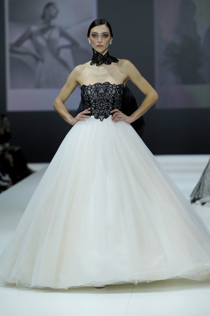 In questa foto la modella indossa un abito da sposa Nicole Milano nero e bianco.