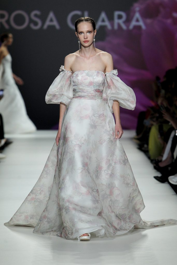 In questa foto la modella indossa un abito Rosa Clarà con stampa floreale e maniche ballon.