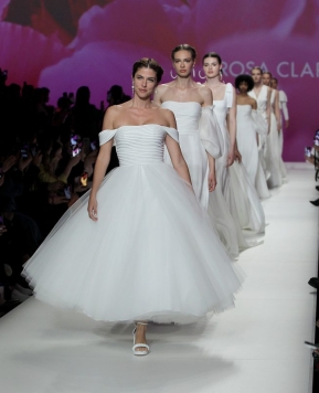 Abiti da sposa Rosa Clarà 2023, eleganza senza tempo