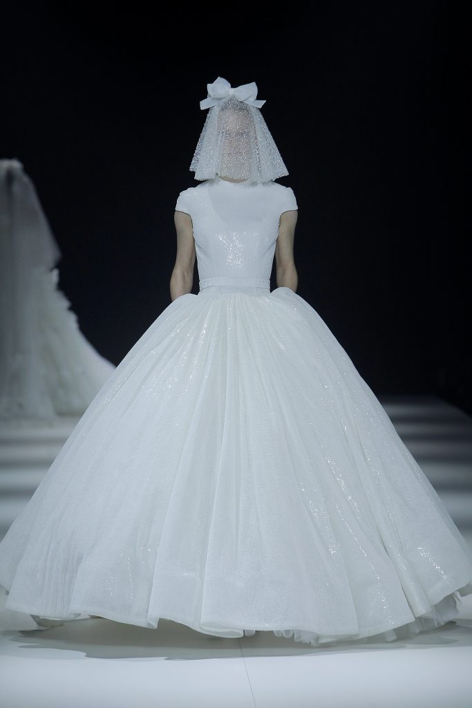 In questa foto la modella indossa un abito da sposa Victor&Rolf 2023 con gonna ampia.