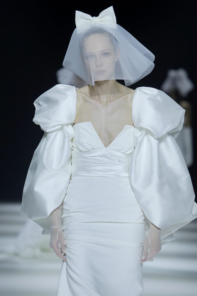 In questa foto la modella indossa un abito da sposa Victor&Rolf 2023 con maniche balloon.