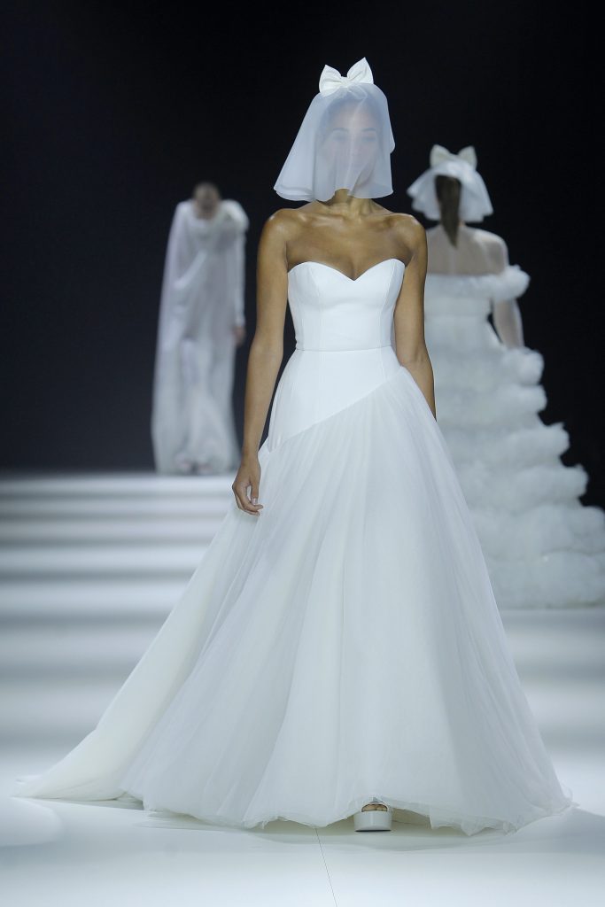 In questa foto la modella indossa un abito da sposa Victor&Rolf 2023 con gonna di tulle.
