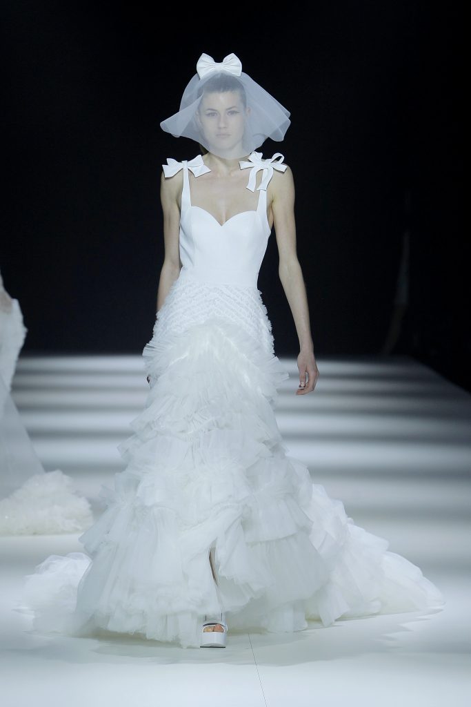 In questa foto la modella indossa un abito da sposa Victor&Rolf 2023 con gonna di tulle a balze.