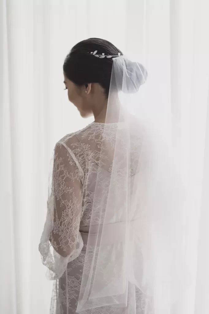 In questa foto un'acconciatura da sposa con velo e raccolto morbido