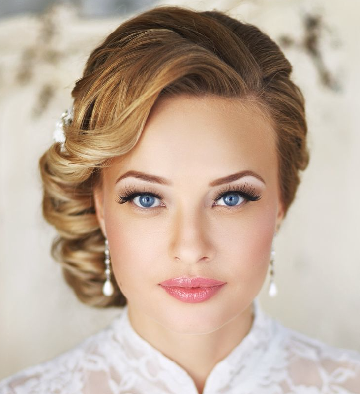 In questa foto una sposa con viso quadrato con un'acconciatura laterale con capelli raccolti