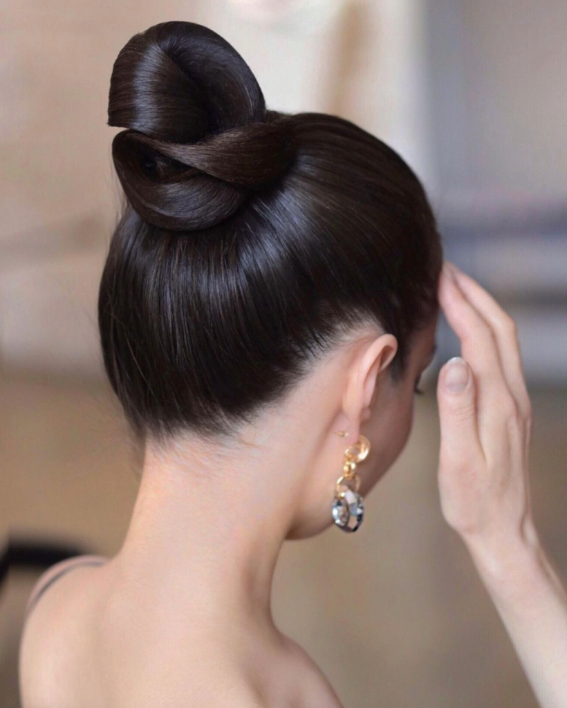 In questa foto un'acconciatura da sposa con chignon alto