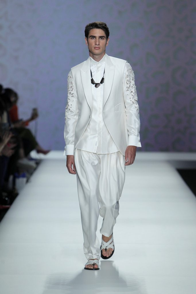 In questa foto il modello indossa un completo cerimonia Carlo Pignatelli con giacca bianca con intarsi.