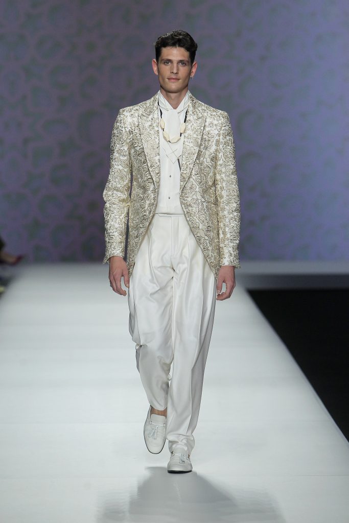 In questa foto un modello indossa un completo Carlo Pignatelli bianco e damascato.