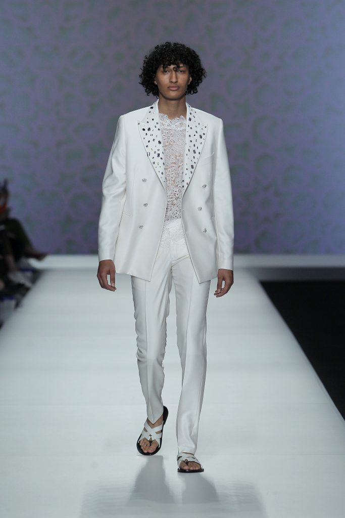 In questa foto il modello indossa un completo bianco Carlo Pignatelli.