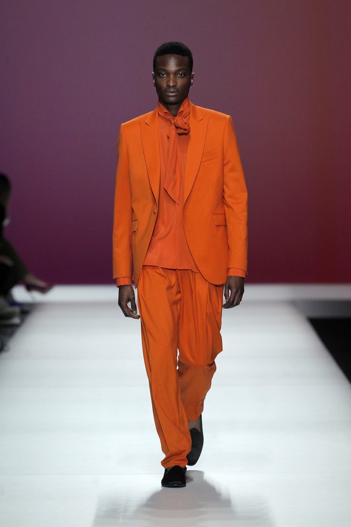 In questa foto il modello indossa un completo cerimonia Carlo Pignatelli colore arancio.