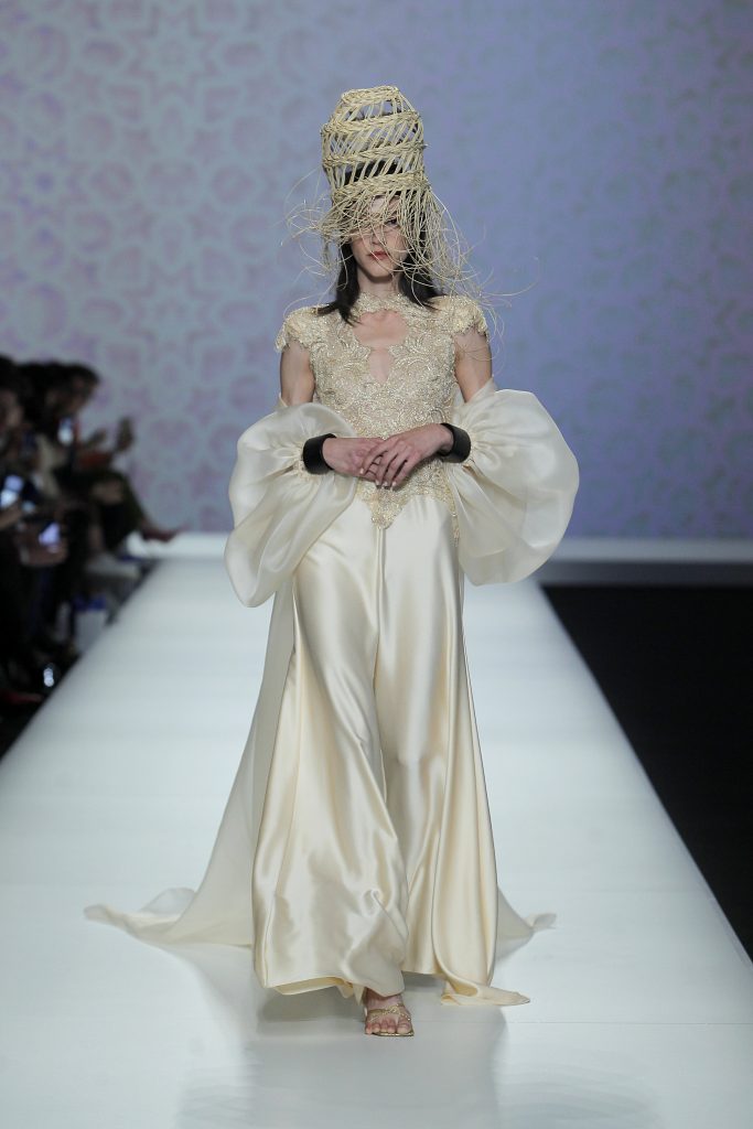 In questa foto la modella indossa un abito Carlo Pignatelli color avorio.