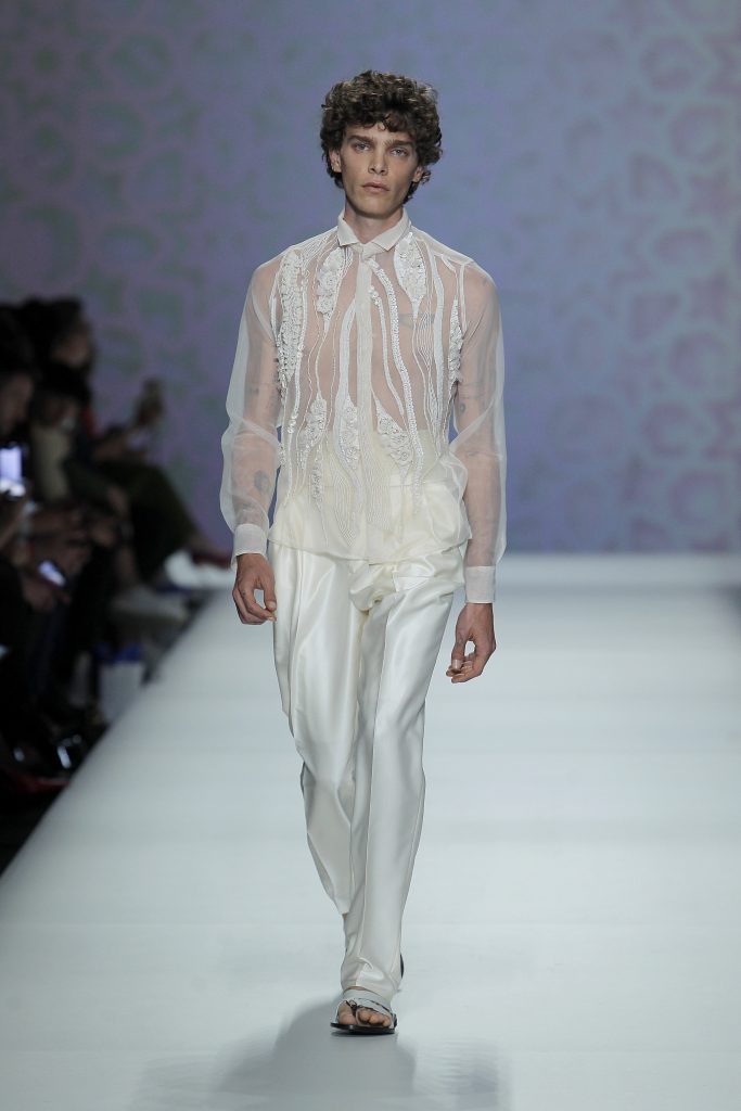In questa foto il modello indossa un completo Carlo Pignatelli con camicia trasparente.