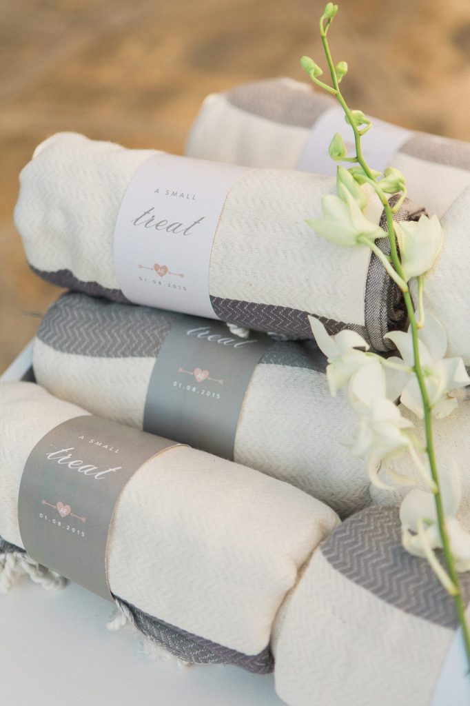 In questa foto asciugamani colore grigio e bianco come bomboniere per matrimonio