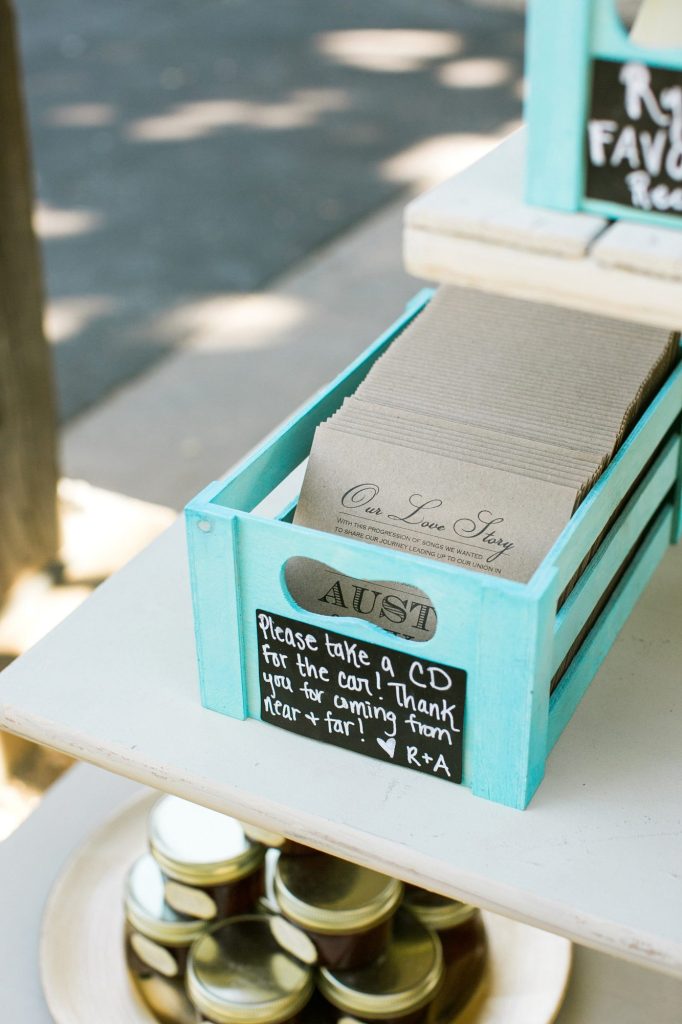 In questa foto cd come bomboniere per un matrimonio a tema musica inseriti in una scatola azzurra 