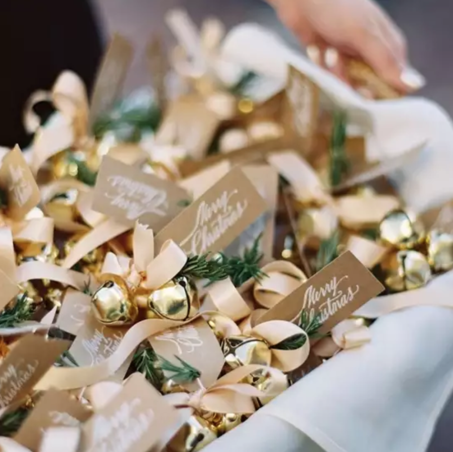 In questa foto un cesto con bomboniere per matrimonio decorate con sonaglini Chiama Angeli