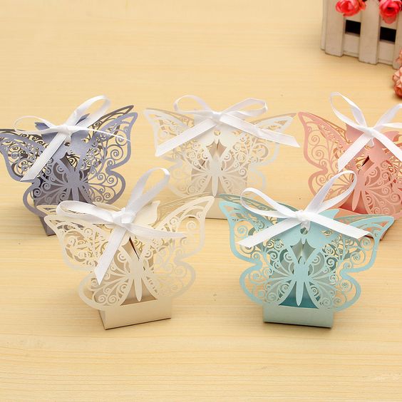 In questa foto scatole portaconfetti a forma di farfalle nei colori lilla, panna, bianco, rosa e turchese