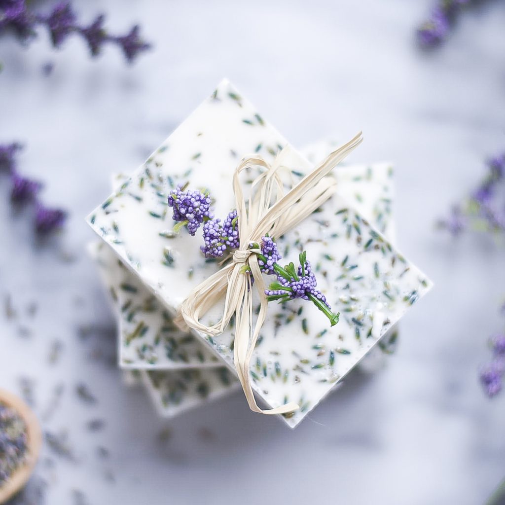 In questa foto saponette alla lavanda fotografate dall'alto usate come bomboniere per matrimonio