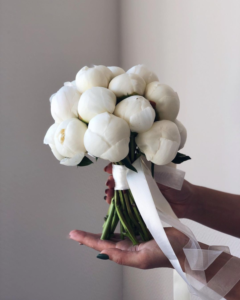 In questa foto un bouquet da sposa di peonie bianche