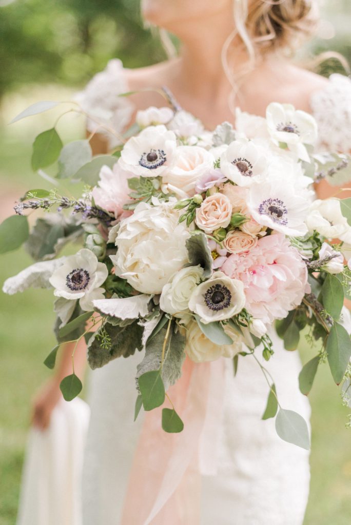 In questa foto un bouquet scomposto con anemoni bianche, rose inglesi colore rosa, peonie bianche e rosa e foglie di eucalipto