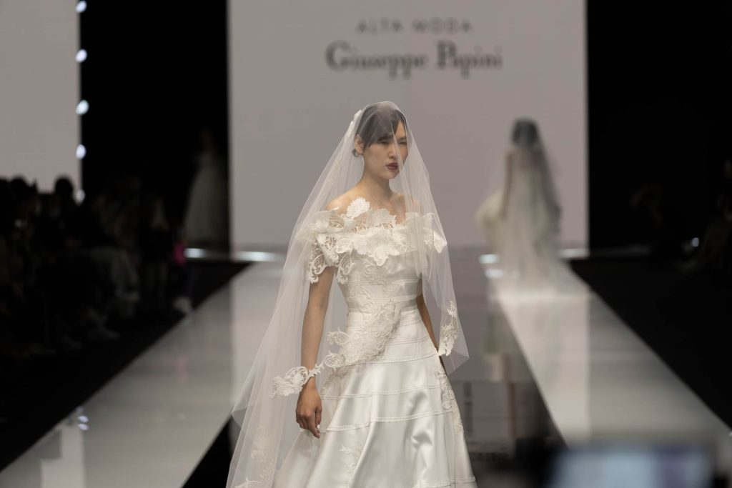 In questa foto la modella indossa un abito della collezione sposa Giuseppe Papini 2023 con ricami in 3D.