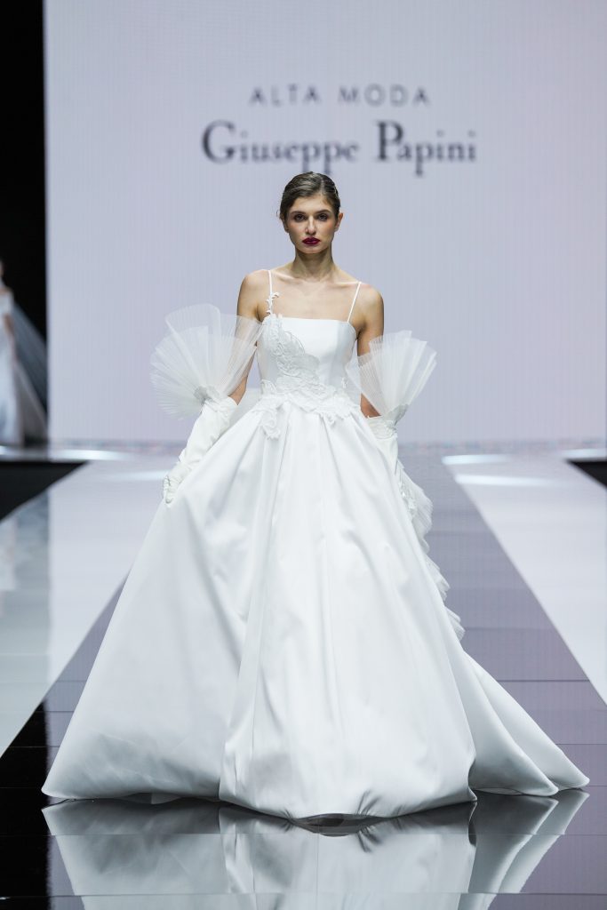 In questa foto la modella indossa un abito da sposa Giuseppe Papini 2023 con gonna ampia in taffetà