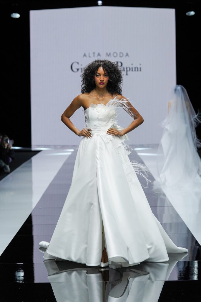 In questa foto la modella indossa un abito della collezione sposa Giuseppe Papini 2023 con dettagli di piume.