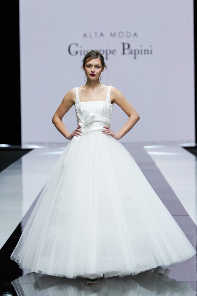 In questa foto la modella indossa un abito della collezione sposa Giuseppe Papini 2023 con gonna ampia di tulle.