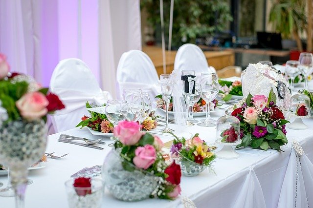 una tavola allestita per matrimoni 2022 covid