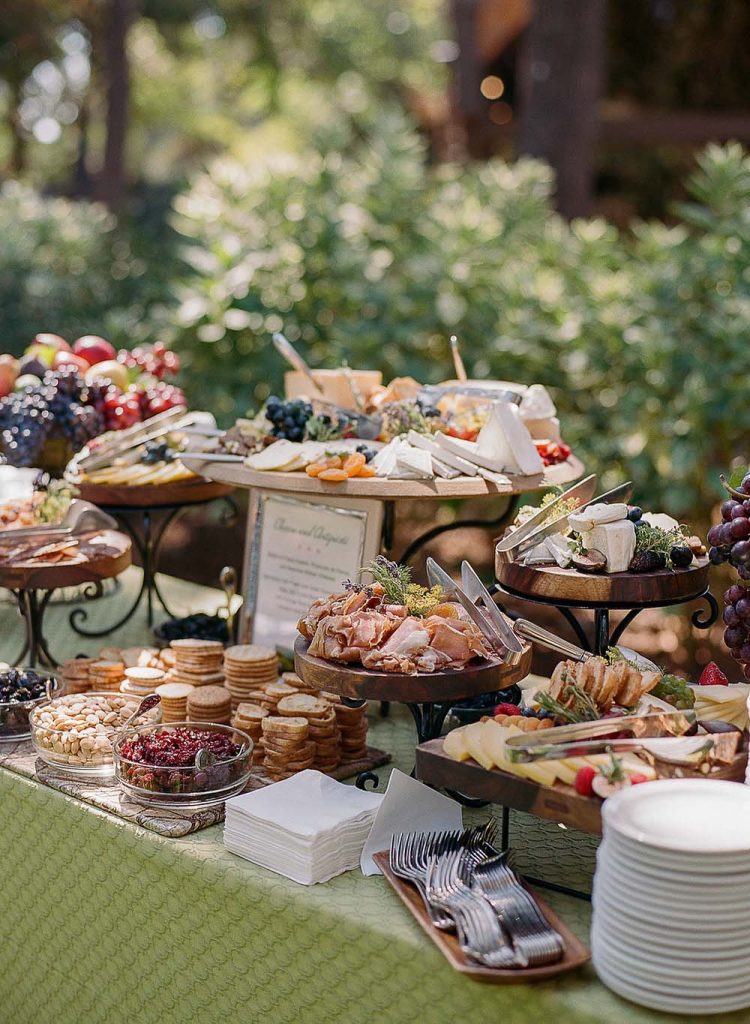 In questa foto un buffet di salumi, formaggi e frutta di un menù di nozze con brunch