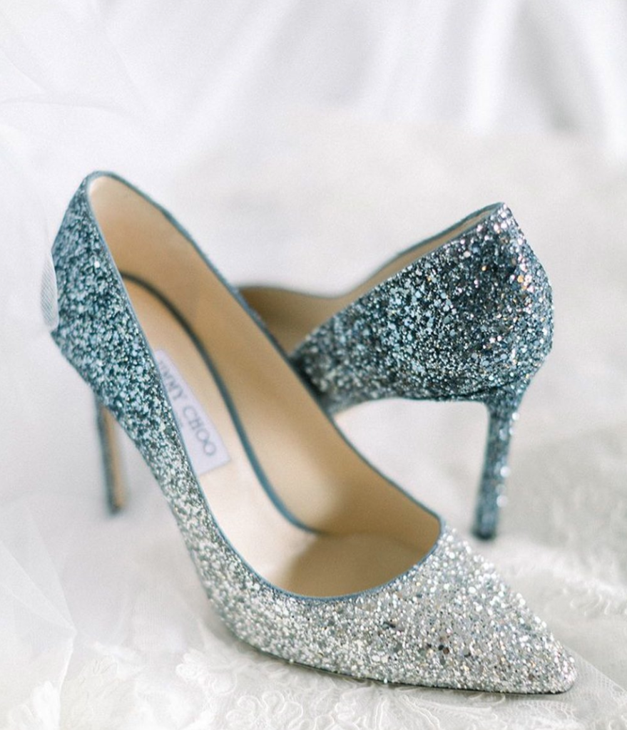 In questa foto scarpe da sposa gioiello di Jimmy Choo con cristalli degradé dal colore celeste al colore bianco