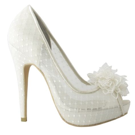 In questa foto scarpe da sposa modello open toe Menbur in tulle ricamato plumetis trasparente con decorazione a forma di fiore 3D sulla fascia anteriore