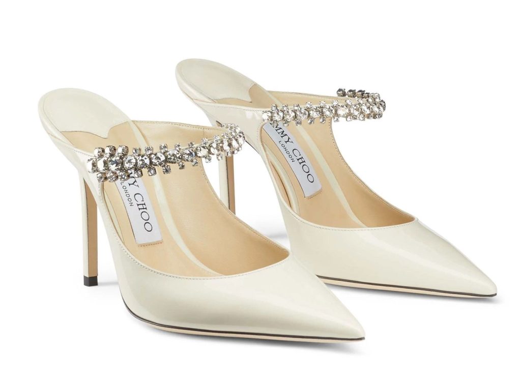 In questa foto scarpe da sposa modello sabot di Jimmy Choo con punta e cinturino in cristalli sul collo del piede
