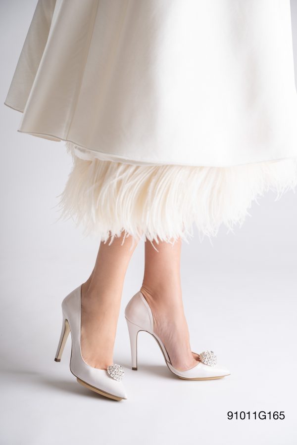 In questa foto i piedi di una modella che indossa décolleté da sposa modello D'Orsay di Penrose con fibbia gioiello 
