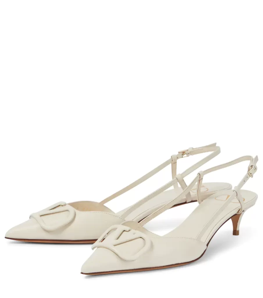 In questa foto slingback da sposa con tacco basso di Valentino con fibbia con logo sulla punta