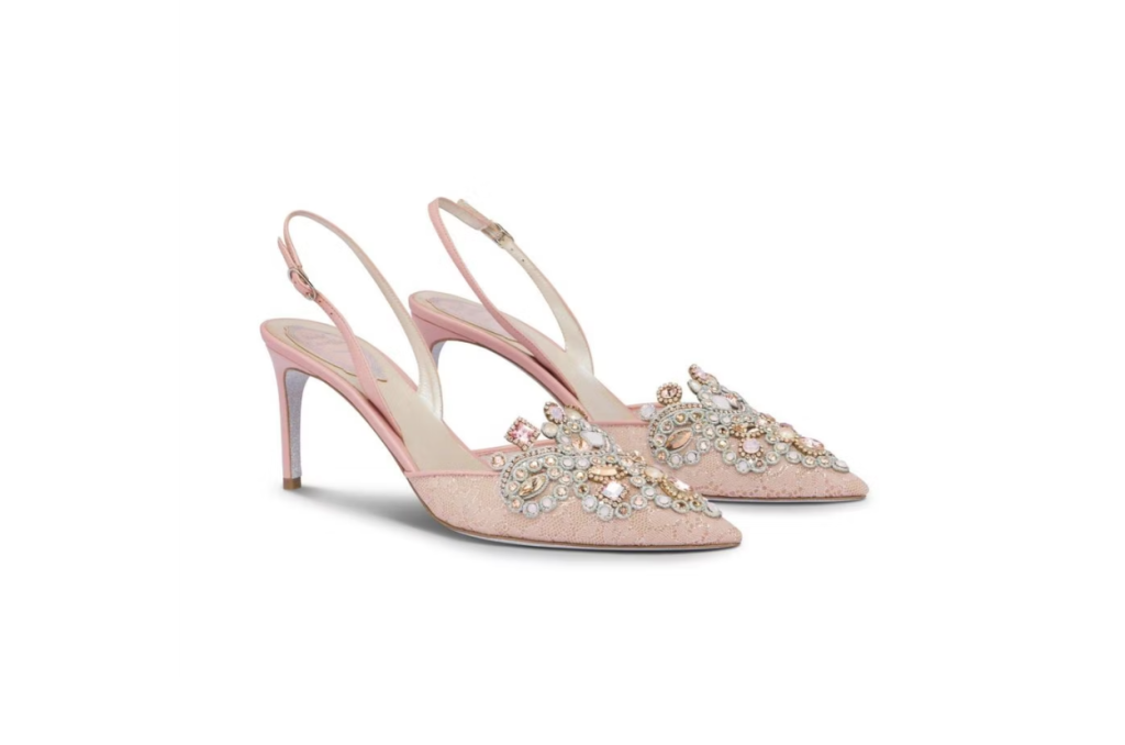 In questa foto slingback da sposa colore rosa cipria di René Caovilla con strass e pietre preziose sulla punta