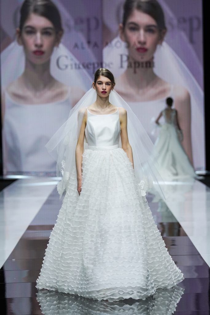 In questa immagine un abito con micro balze di Giuseppe Papini, tra le tendenze sposa 2023 