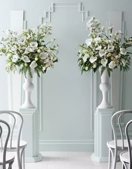 In questa foto, due grandi composizioni di calle bianche, sistemate in vasi bianchi posti su due colonne, sono un altro esempio di  fiori matrimonio stile classico