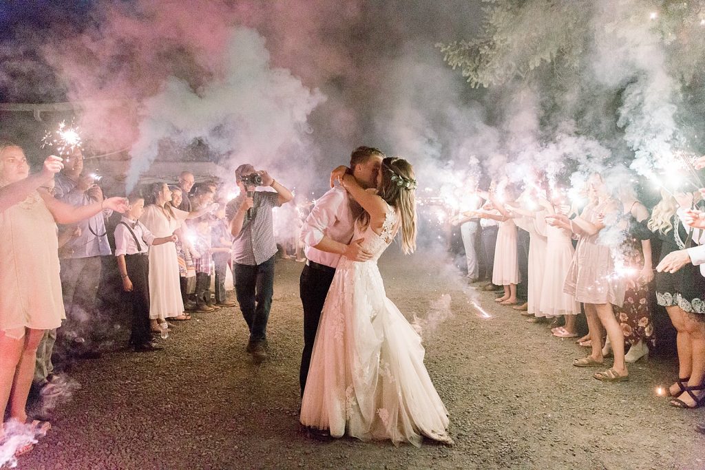 In questa foto l'ingresso sposi con le bombe di colore accese dai loro ospiti